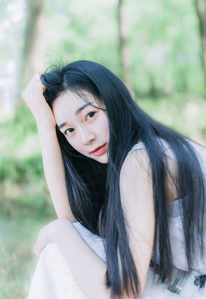 “让他们疯够了就给我滚回去，我们先回城！”没有再看那些兴奋的西域兵，就像没见过世面的土包子一样，连那些破铜烂铁都要抢。